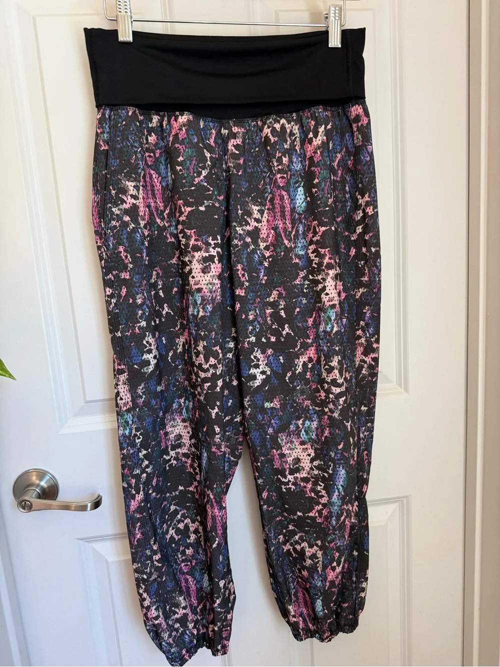 EUC Lululemon athletica Black Waistband Multicolor Abstract Print Joggers